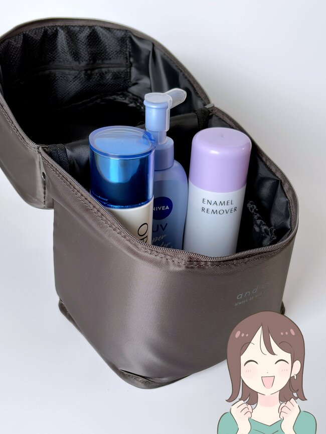 「大容量なのが嬉しい」3COINSの“自立するコスメポーチ”化粧水ボトルも入りました！「高さのある物も立てて収納できる」「旅行などにも最適」