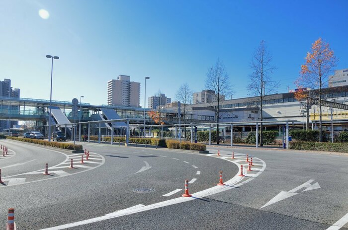 なぜ新幹線の駅は片側だけ発展しているのか？