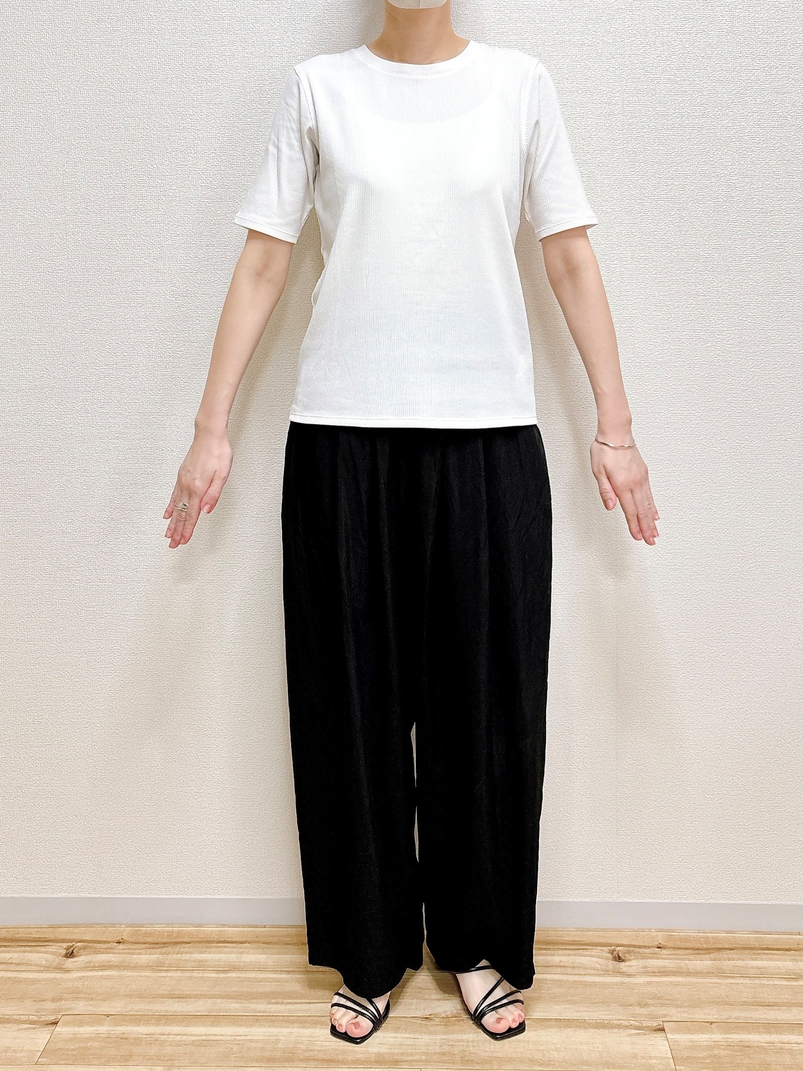 「痩せて見えます」「色違いで揃えたい」無印良品の“1490円トップス”びよ～んと伸びて着心地もバツグンなんです！「この袖丈を探してた」