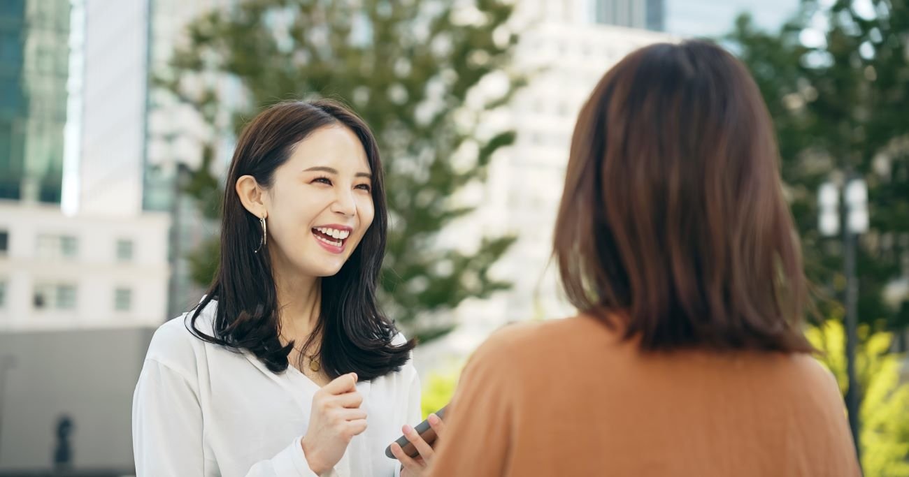 【雑談でシーンとしたら？】普通の人は「天気の話」をする→会話のうまい人は何を言う？