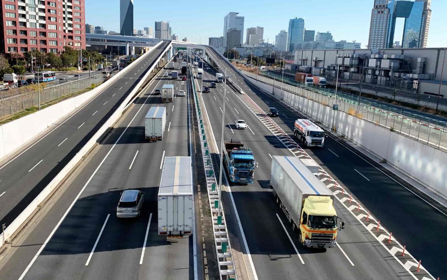大型トラック最高速度「時速90km」に引き上げか、現場が猛反発する“納得の理由”とは？