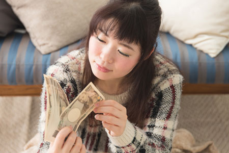 父に通帳を管理されているアスカさんは、パパ活で得たお金をタンス預金しています。