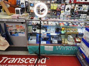 約1.2mまで伸ばせる三脚やスマホスタンドが付いたLEDリングライト