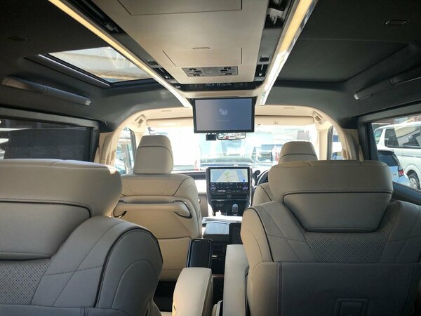 アルファードExecutive Loungeの3列目から車内を見た様子