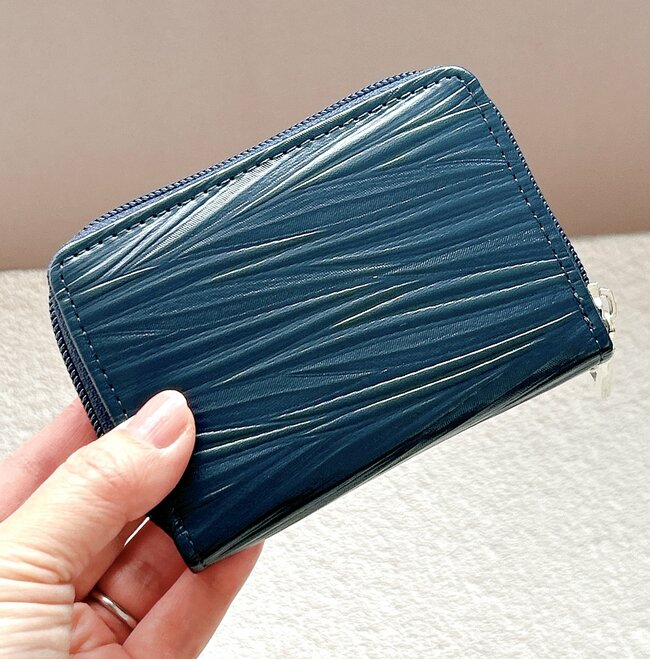 カードや診察券が22枚入る…!ワークマン新作の「980円ミニ財布」ガバッと開いて取り出しやすい!