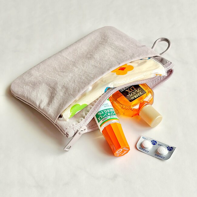 ミニ財布がわりに使えて便利！無印良品の“薄くて軽いポーチ”カードが50枚入って優秀すぎる！「長財布卒業できそう」「かさばらないのに意外と入る！」