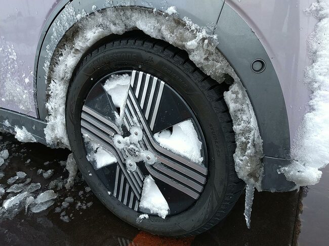 雪国を走るとタイヤハウスが氷でいっぱいに