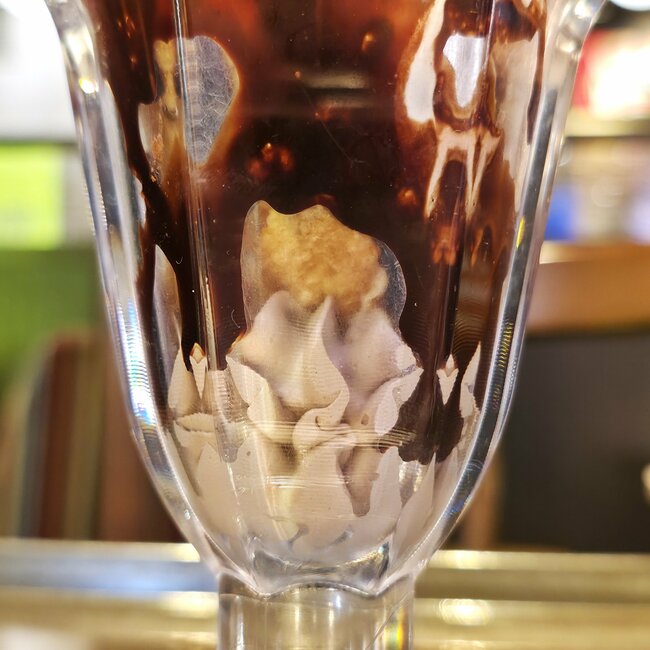 このコラボは嬉しい…！サンマルク×キットカットの「幸福感やばすぎパフェ」上から下までチョコまみれでスゴいんです！