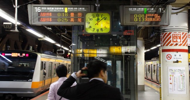 終電間際のJR新宿駅ホーム