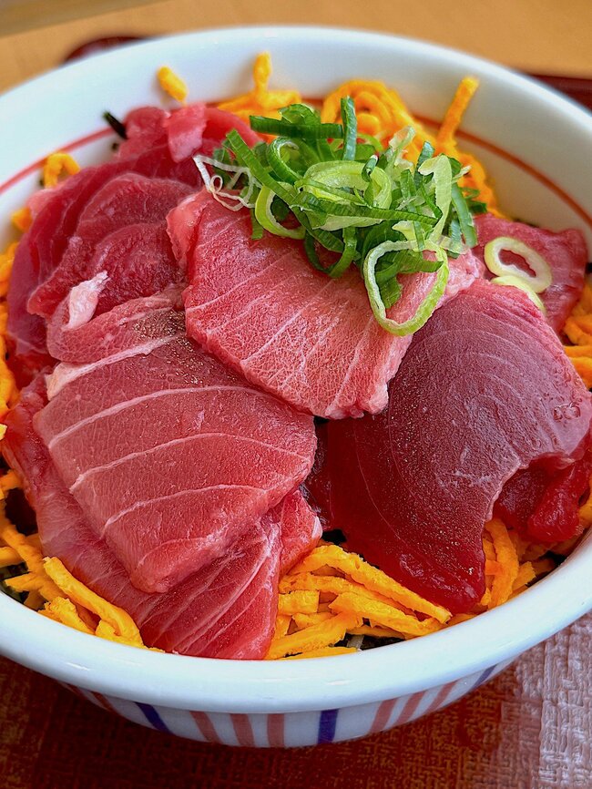 「思った以上にぎっしり」「極上に美味しい」なか卯の“本まぐろ2倍どんぶり”贅沢感がスゴい！「海鮮系はやっぱ、なか卯の圧勝かな」