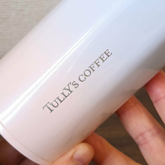 「可愛すぎて我慢できなかった」タリーズの“クリスマス限定ボトル”グラデーションとキラキラのラメが美しすぎる！「一目惚れして買った！」「グラデーションが良くて購入」