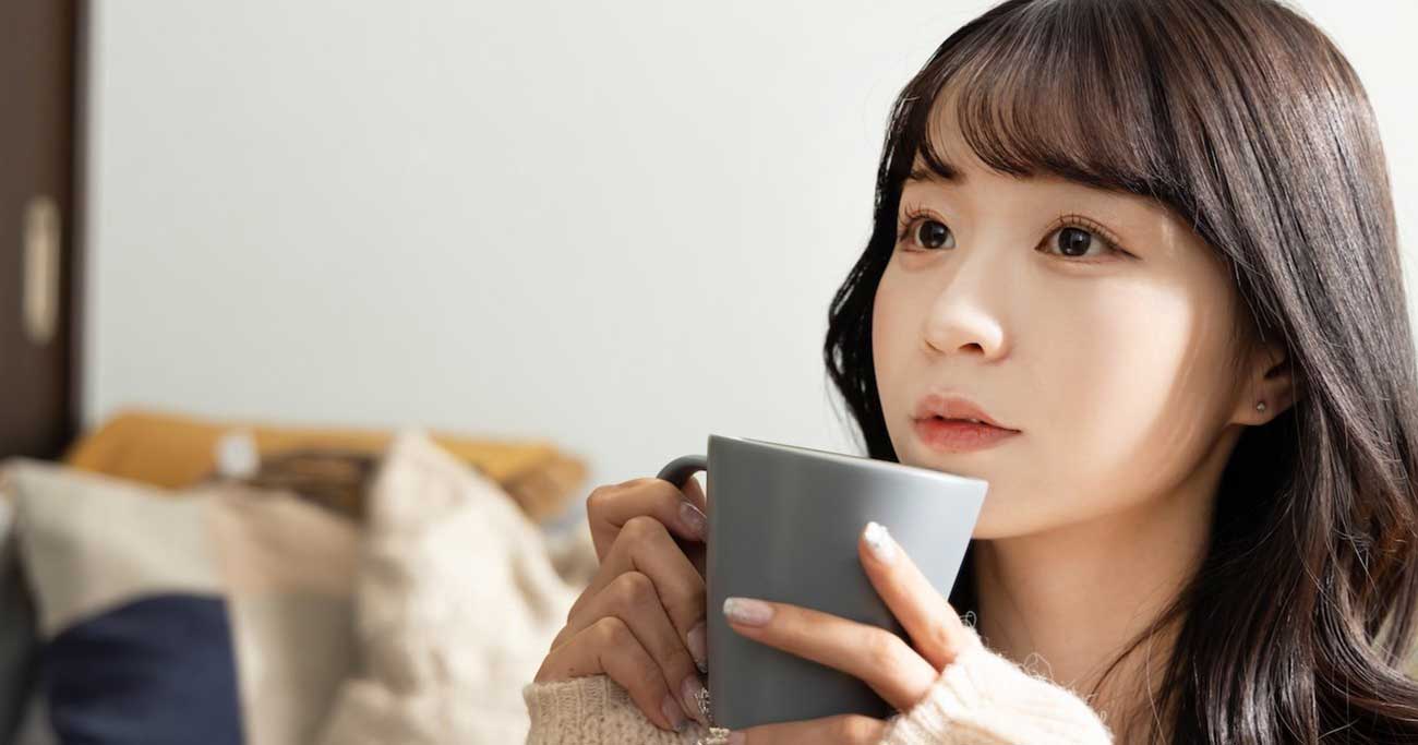 マグカップを持つ女性