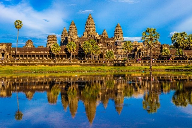 圧倒的な存在感を誇る世界遺産アンコールワット