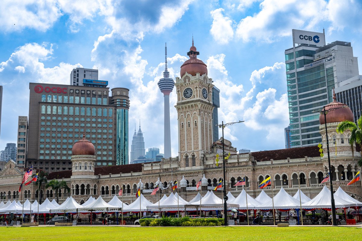 マレーシア・クアラルンプールのムルデカ広場とスルタン・アブドゥル・サマドビル