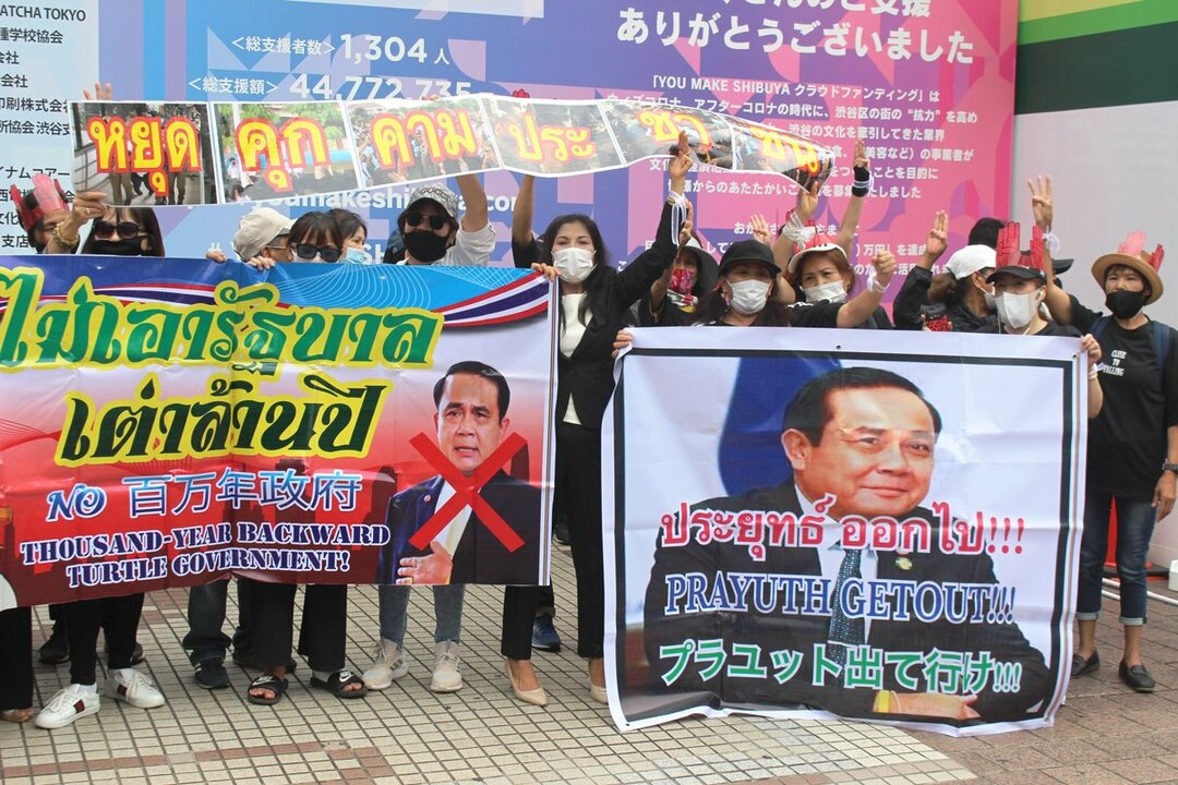 渋谷駅前で150人ほどのタイ人が集まり、政府に反対する声を上げた