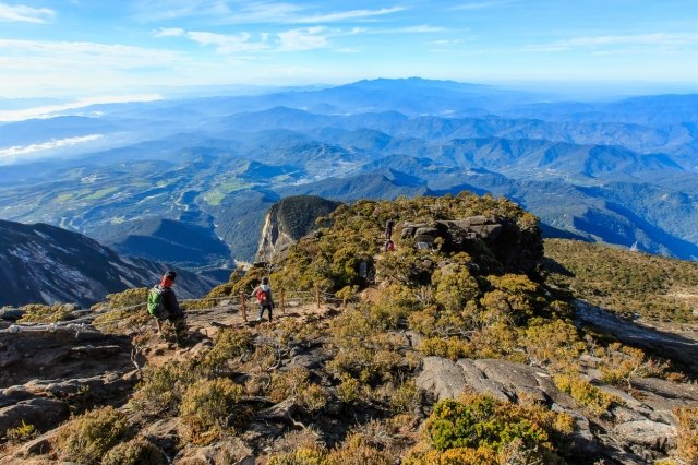 島内最高峰のキナバル山は標高4095m。島の中央を貫く山脈が望める