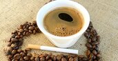 喫煙者が朝にタバコと一緒にコーヒーを飲みたがる、科学的な理由とは?