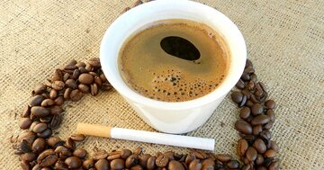 喫煙者が朝にタバコと一緒にコーヒーを飲みたがる、科学的な理由とは？