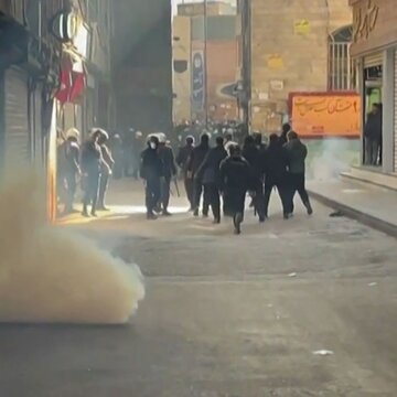 イランでネット遮断、元皇太子は抗議呼びかけ