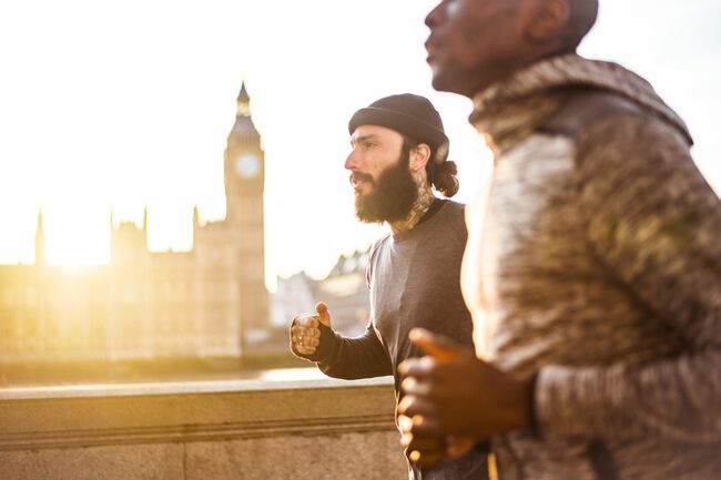 ロンドンの街を走る男性たち