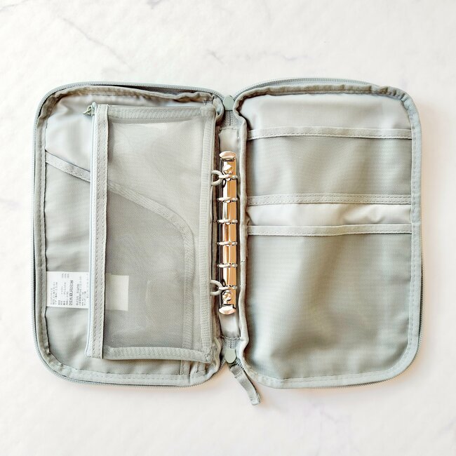 お薬手帳や処方薬がまるっと入る！無印良品の“ポケットたくさん収納ケース”通院グッズ入れにちょうどいい！「中がみやすくて、取り出しやすい」「マルチな収納ができる！」