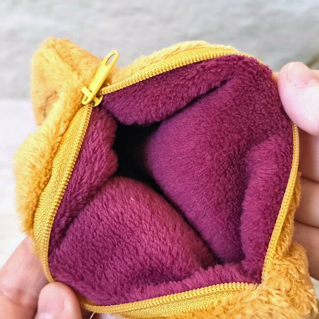 「再現度高すぎる」「つい衝動買い」キャンドゥの“たい焼きポーチ”が衝撃的なかわいさだった!「もう1個買ってこればよかった」