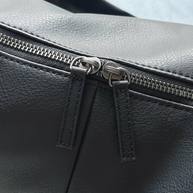 1泊2日の荷物が余裕で入った！GUの“高見えショルダーバッグ”オシャレなのに収納力すごい！「かなりコスパいい」「見た目以上に収納できる」