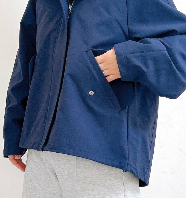 おしりをスッポリ隠せる…！GUの“おしゃれ春アウター”雨の日も使えて万能すぎる！「シルエットが綺麗」「今の時期めちゃくちゃ重宝」