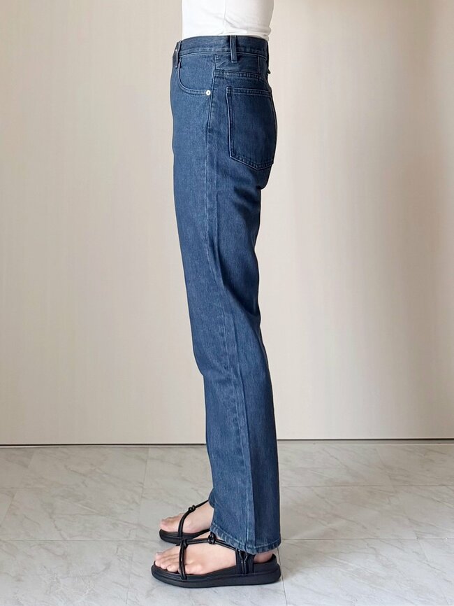 「とても綺麗なシルエット」「スタイル良く見えてびっくり」ユニクロの“新作ジーンズ”はくだけで脚長に見えてスゴい！「とても気に入りました」