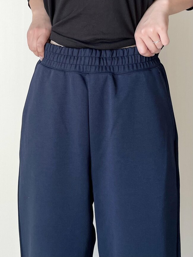 「好きすぎて全色買いました！」ユニクロの“楽ちんワイドパンツ”ダボっとした感じが可愛い！「通勤でも家でも愛用」「シルエットがとてもキレイ」