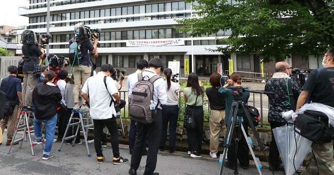 送検された山上徹也容疑者を取材するため奈良地検前に集まった報道陣