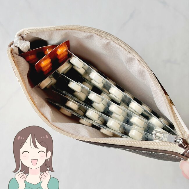 お薬手帳や処方薬がまるっと入った!3COINSの“お財布がわりになるポーチ”毎日持ち歩きたい可愛さ!「2個柄違いで購入」「結構たくさん入るし、高見えする」《購入レビュー》