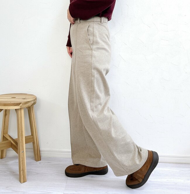 「冬にこのパンツは必要！」ユニクロの“あったかワイドパンツ”美脚見えなのにジャージみたいに楽ちん！「色違いでもう1本欲しい」「下半身のラインが目立ちにくい」