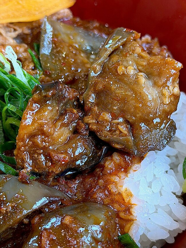 もう普通の牛丼に戻れないかも…すき家の“よくばり限定メニュー”食べ応えがスゴすぎる!「美味しすぎて声出た」「ばりうまい」「活力みなぎる」《実食レビュー》