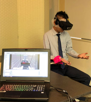 Tさんの訓練中の様子…機器は安全性や安定性を考慮して市販されている赤外線センサーと、別の会社のヘッドマウントディスプレイを使っている