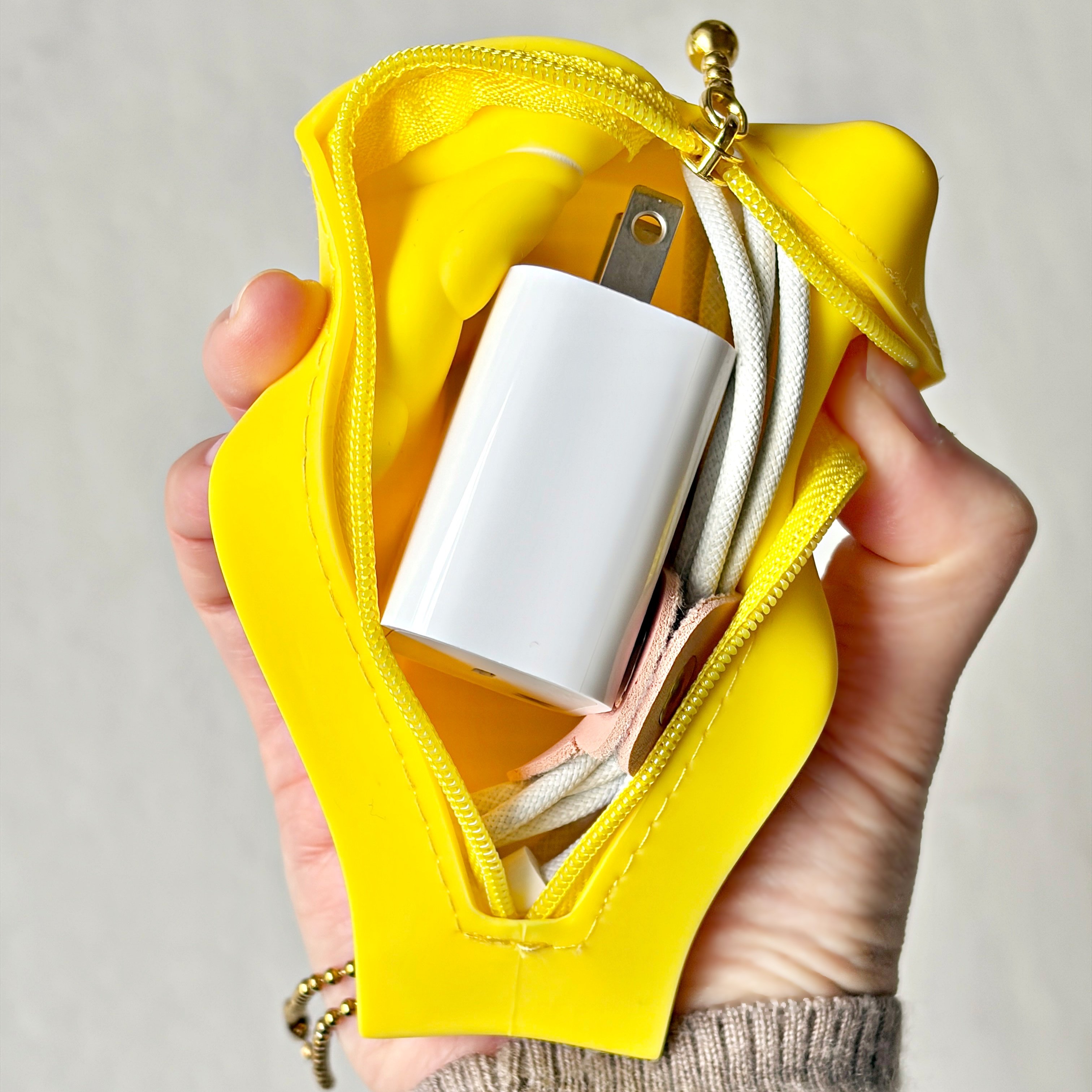 「買わずにはいられなかった」「ふつーに衝動買いしたわ」タリーズ×トムとジェリーの“チーズみたいなポーチ”エコバッグ付きで可愛すぎる…！