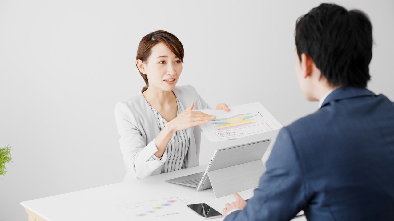 「緊張して話せない」とき「コミュ力が高い人」が行う「自然と話しやすくなる動作」とは？