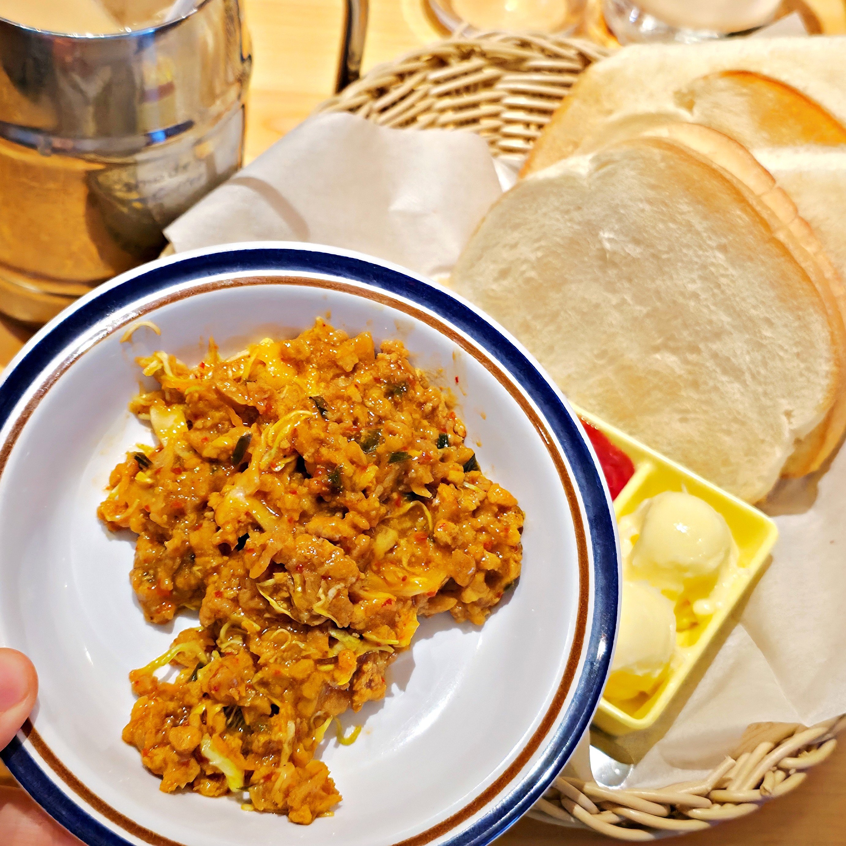 思わず目を疑ったよ…！コメダ珈琲の“衝撃的な新メニュー”具材が滝のようにあふれてくる！「旨いけど食いづらいぜ」「マジで気に入っちゃった」