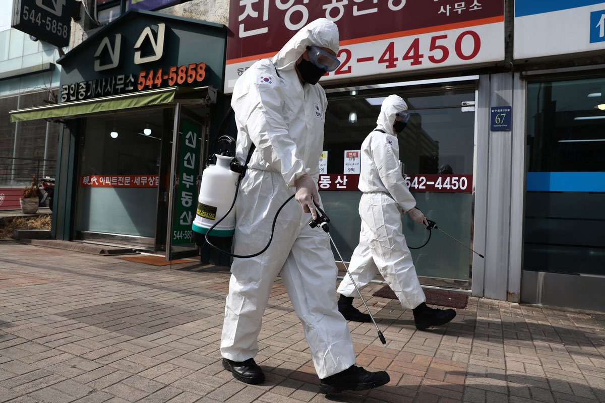 韓国・ソウル市で消毒剤を撒く防護服姿の韓国軍兵士(3月9日撮影)
