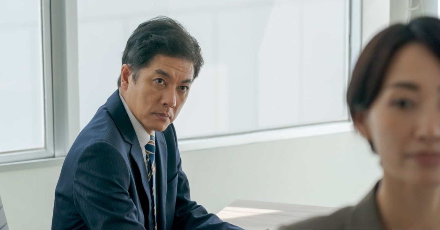 女性をにらむ男性の画像