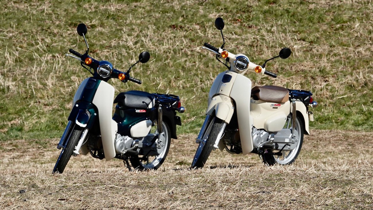 排気量109ccで小型2種免許が必要な「スーパーカブ110」（左）と、新基準原付の「スーパーカブ110Lite」（右）。見た目はほぼ一緒だが、性格は大きく異なる2台