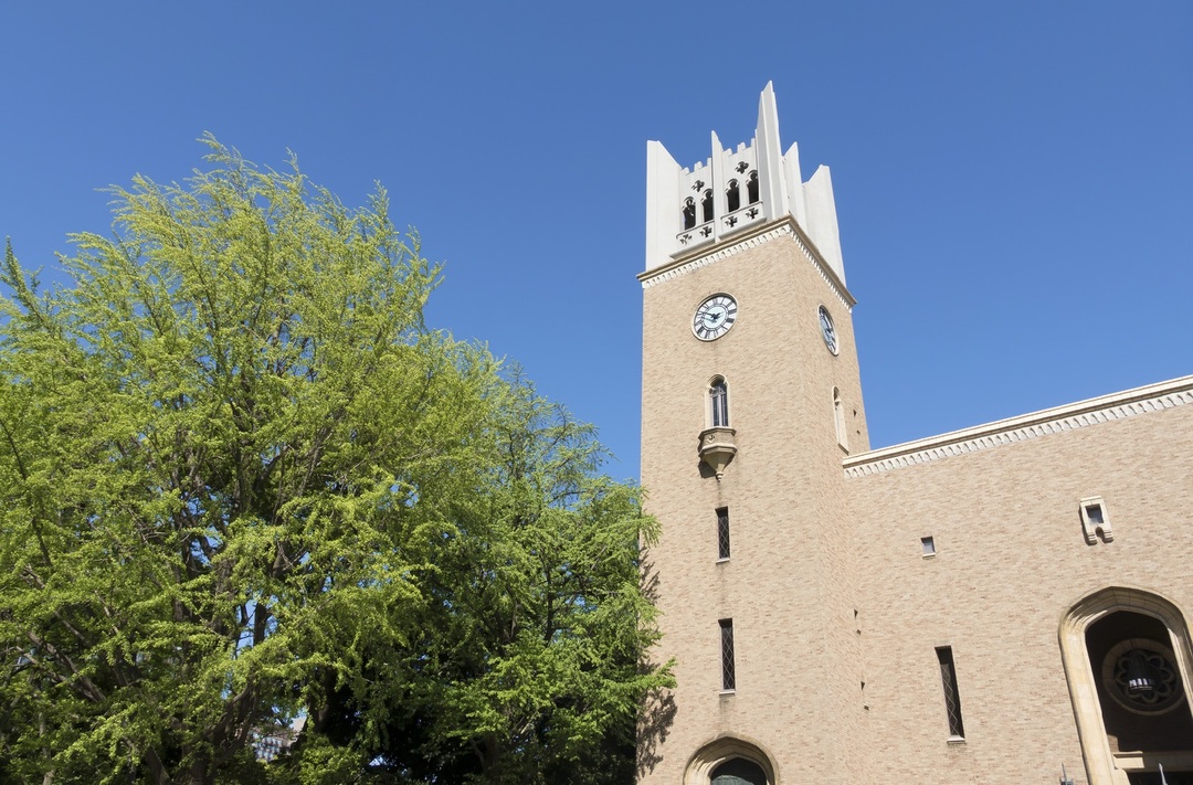 岐阜大、イタリアの教会、<br />メガネドラッグの看板……<br />どうして光触媒で<br />ピカピカになるの?