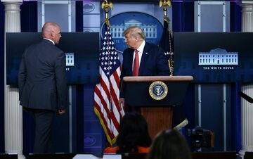 ホワイトハウス近くで発砲、トランプ氏は会見中断