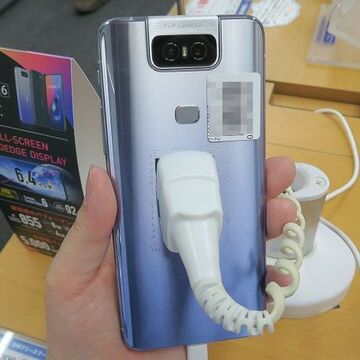 国内版発売で店頭に実機！ フリップカメラが気になるASUS「ZenFone 6」