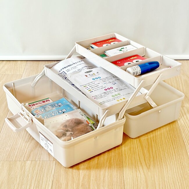 診察券が92枚も入った！3COINSの“中身がひと目でわかるケース”お薬手帳や処方薬もたっぷり入って便利！「3個目の購入です」「ガバッと開くので探しやすい！」