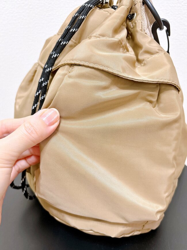 「毎日使ってます」「買って良かった」3COINSの“荷物がたっぷり入る巾着ショルダー”ガバッと開いて使いやすい!「天気に関係なく使いたくなる可愛さ」