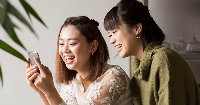 スマホを見る2人の女性