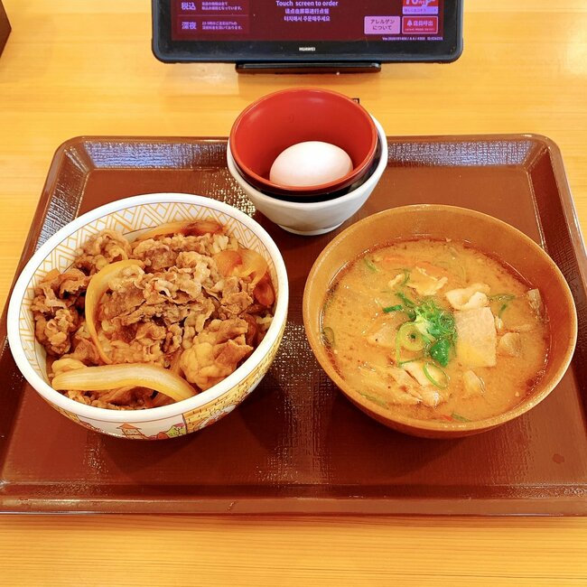 「もう3回くらいリピしてる」すき家の“わんぱくすぎるセット”お腹パンパンになった！「炭水化物の暴力」「激ウマやないかい」《実食レビュー》