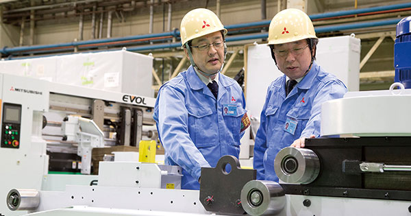 ダンボール箱製造機、ミリ単位の「折れ精度」が品質のカギだった