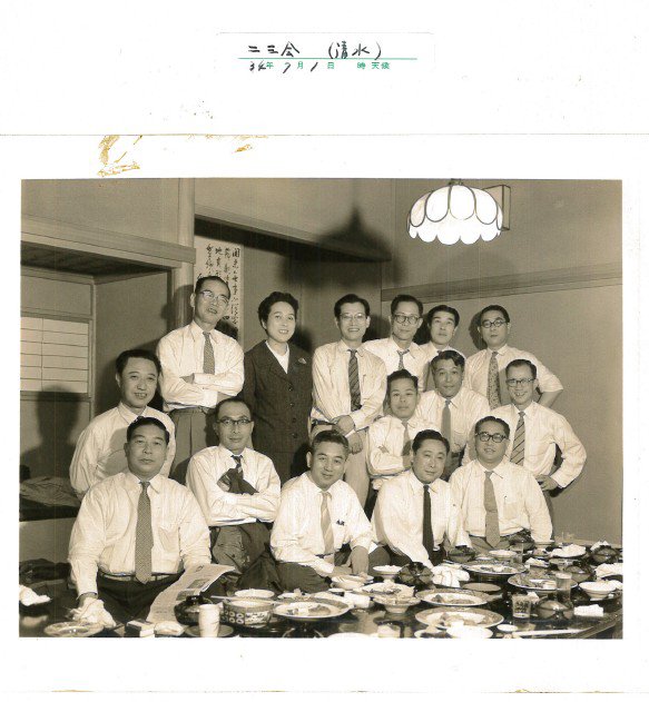 吉田政権の秘書官らがつくった二三会が料亭で開いた会合